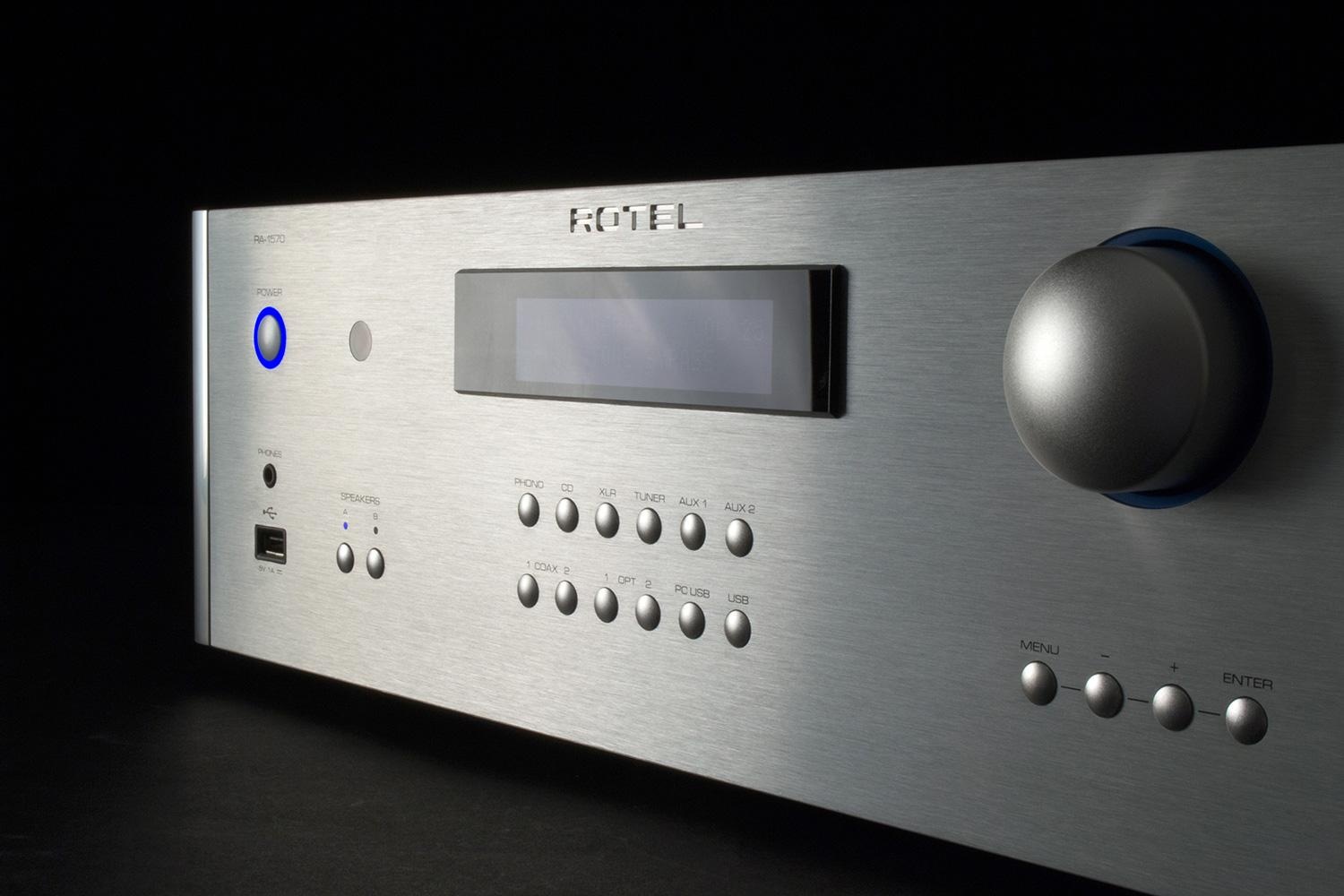 goc anh khac cua amply Rotel RA-1570