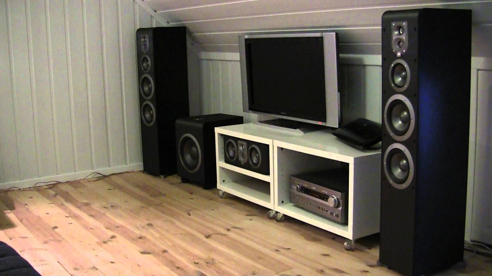 Loa JBL ES25C trong bo dan giai tri